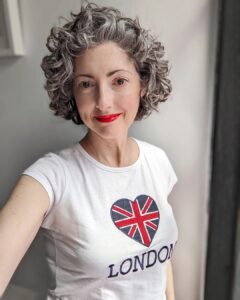 Mujer con cabello gris rizado