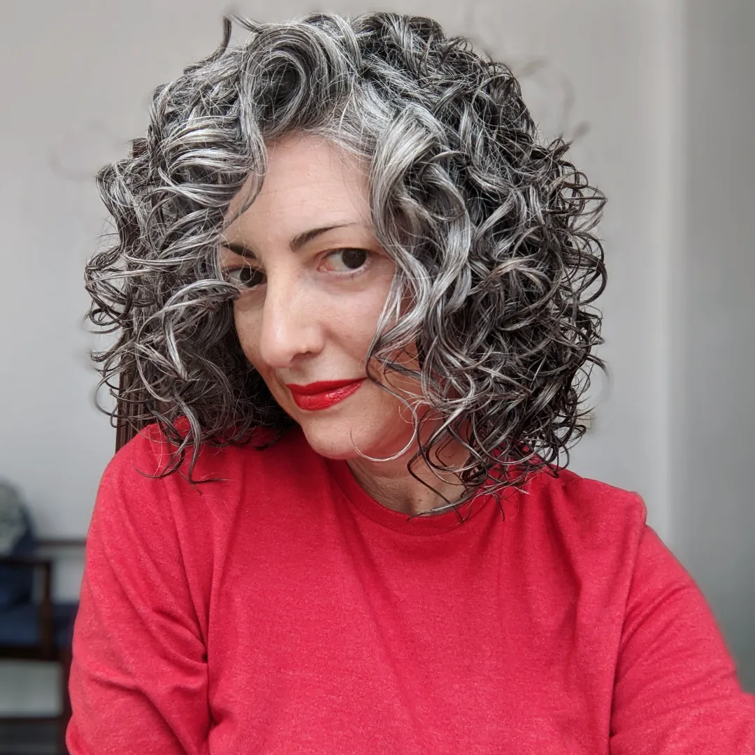 Melena cabello gris rizado con canas
