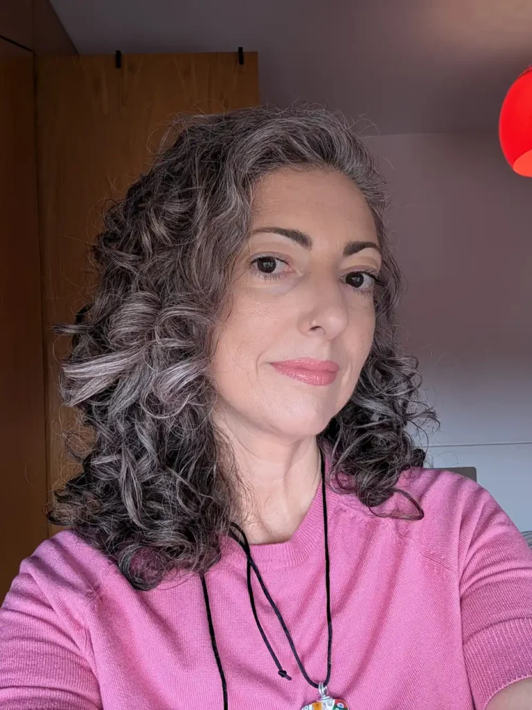 Foto melena gris con canas