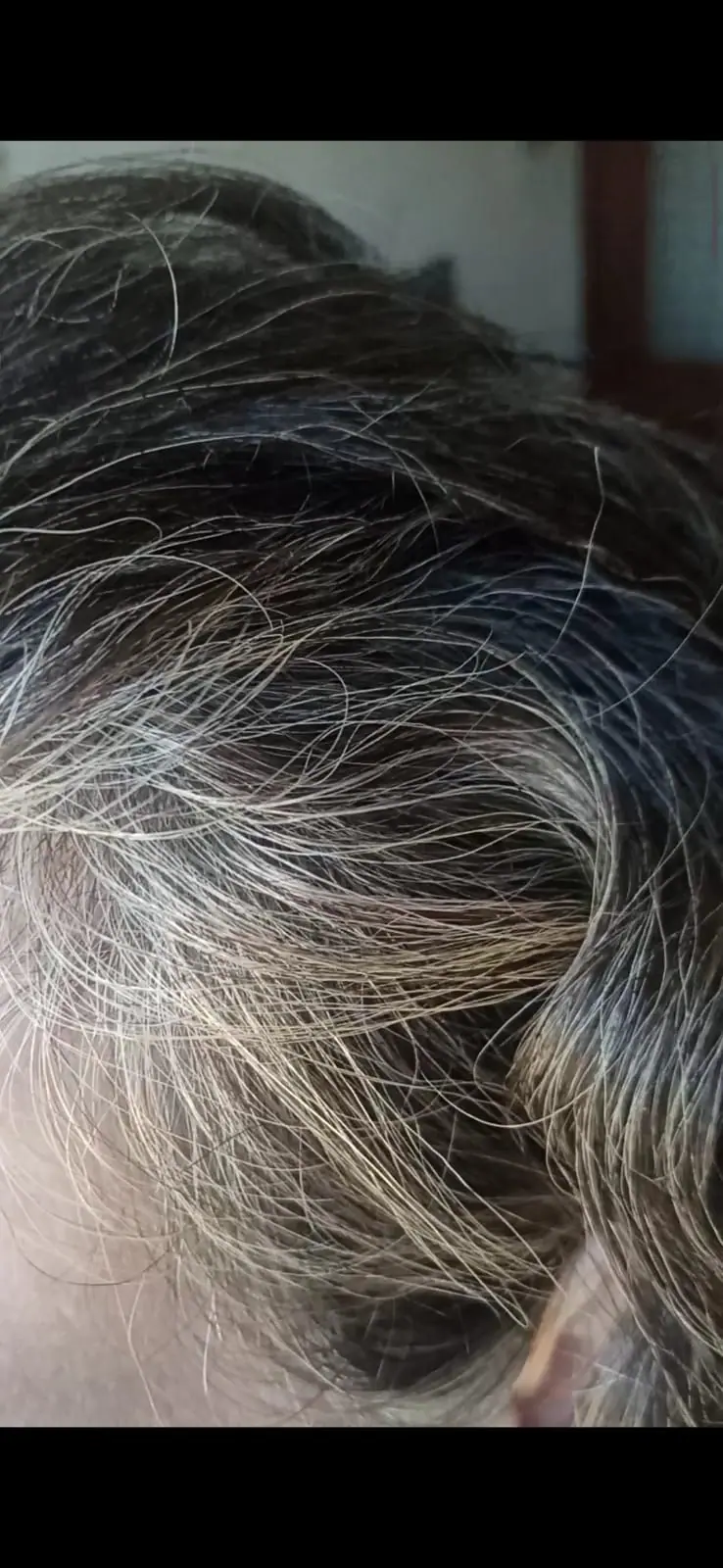 canas amarillas en cabello ondulado